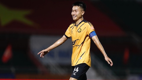 Thủ quân Doãn Ngọc Tân thay mặt đội Thanh Hóa cảm ơn người hâm mộ